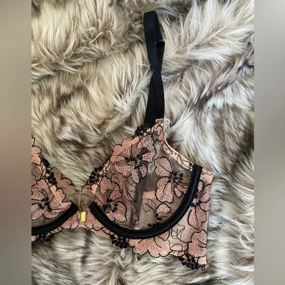 Victoria's Secret Lace Unlined Front Close Plunge Bra and Thong Panty Set - Picture 4 of 14